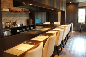 三重県伊勢市の鉄板フレンチLa Table d'aki（ラ ターブル ダキ）の内観カウンター