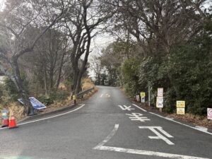 急坂と道幅が狭く交互通行になる横山展望台へ向かう道（先にP2駐車場）