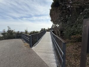横山展望台に最も近いP2駐車場から天空カフェテラスへの展望デッキの道