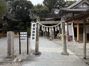 神明神社（本殿）へ向かう鳥居