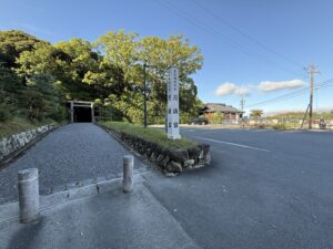 伊勢神宮 内宮・皇大神宮の別宮「月読宮」の鳥居と駐車場