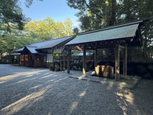 月読宮の手水舎と宿衛屋