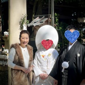 茜社・豊川茜稲荷神社で結婚式をした男女と結婚相談所ザベストマリアージュ代表の木場