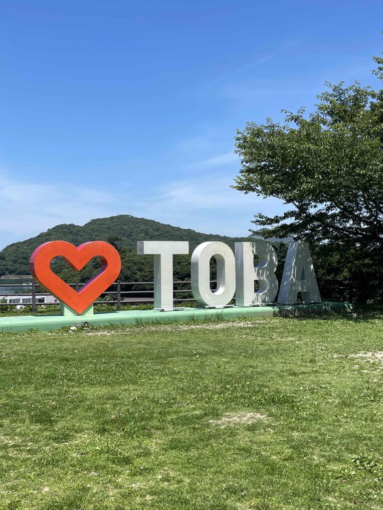 鳥羽市の城山公園に設置してあるTOBAロゴ