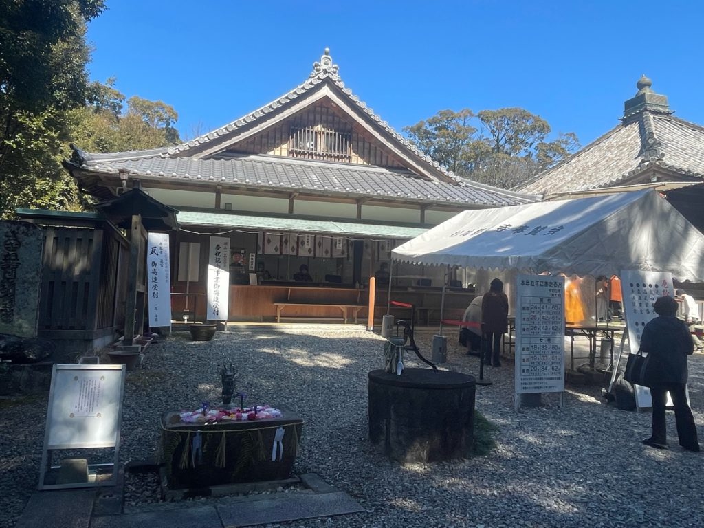 厄払いの初午大祭が有名な三重県伊勢市の龍池山 松尾観音寺の本殿