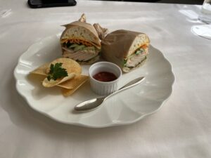 神戸市の北野異人館 旧ムーア邸の人気カフェのランチ限定タンドリーチキンサンド