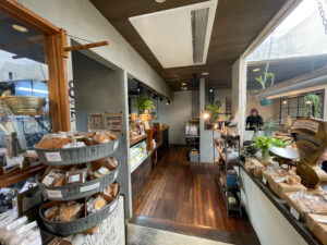 津市でパスタ・ケーキが人気のカフェ「８HERB.（ハチトバーブ）」の店内2