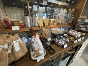 津市でパスタ・ケーキが人気のカフェ「８HERB.（ハチトバーブ）」の店内4