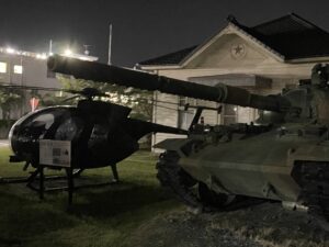 ヘリコプターOH-6Dや74式戦車の展示