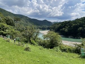 多気町の鄙茅（ひなかや）からの宮川の眺め