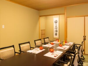 津市の和食、京懐石料理、日本料理の坐忘庵の店内の個室