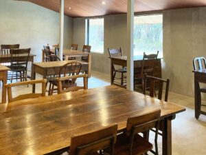 津市の喫茶 日曜日の店内