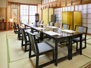 津市の料亭ヤマニの店内の個室