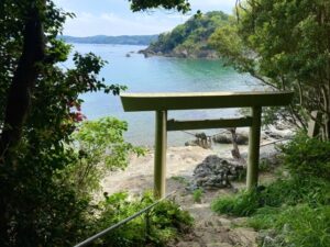 三重県鳥羽市の伊射波神社（かぶらこさん）の海に向かって立つ鳥居