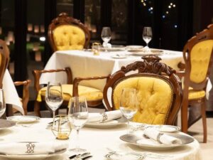 津市のフランス料理シャトー ラ・パルム・ドールの店内