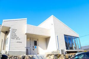 鳥羽市のカフェ「＆BEKE（アンドベイク）」の外観２