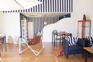 鳥羽市のカフェ「＆BEKE（アンドベイク）」の店内2