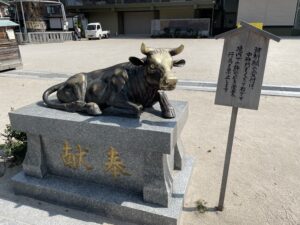 九州の夫婦円満・縁結びの神様は福岡市の櫛田神社・夫婦恵比須神社の境内の牛