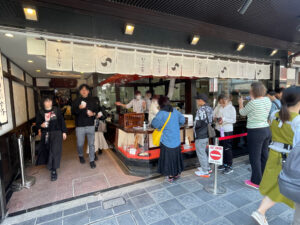 太宰府天満宮の名物「梅ヶ枝餅」かさの家
