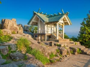 宝満山の山頂にある竈門神社の上宮社殿