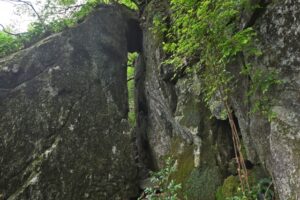 宝満山登山「天の岩戸岩」