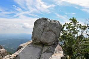 宝満山登山「宝満山上宮碑」