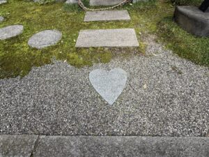 射山神社の大黒さまの「恋こ槌」前のハートの石