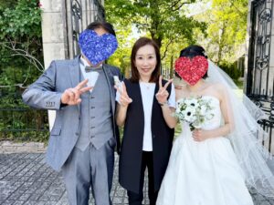 結婚相談所ザベストマリアージュを成婚退会された男女カップルと伊勢オランジェガーデン五十鈴川でフォトウェディング後に一緒に記念撮影する代表木場