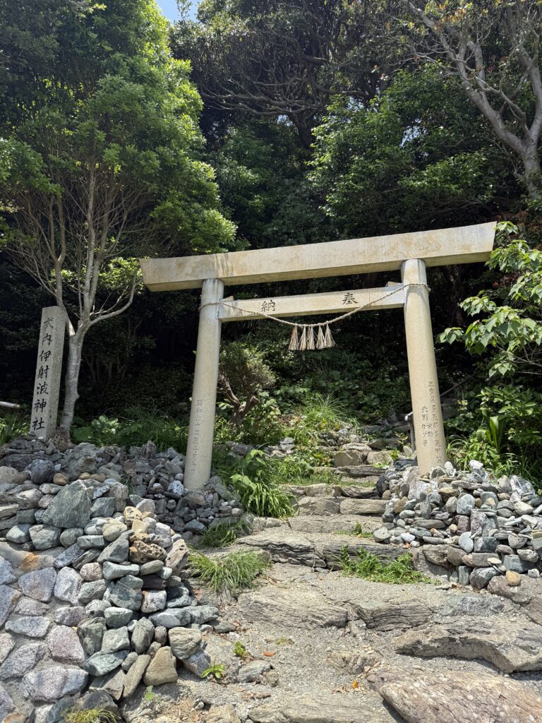 ➃三重県鳥羽市の縁結びの神様「伊射波神社」海に向かって立つ鳥居