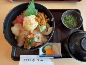三重県鳥羽市のお食事処むつみの海鮮丼