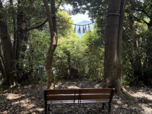 三重県鳥羽市の伊射波神社（かぶらこさん）の奇跡の窓