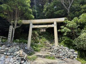 三重県鳥羽市の伊射波神社の海へ向かって建つ鳥居