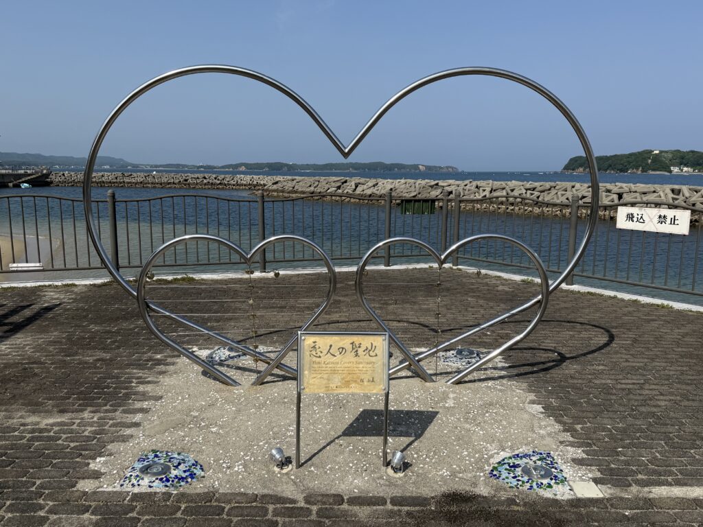 恋人の聖地「渡鹿野島」のパールビーチに設置されたハート型のモニュメント