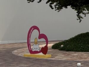 カメヤマ公式キャラクターのローソくんと記念撮影