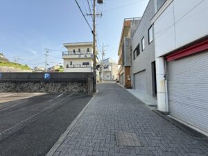 大王埼灯台へ続く細い坂道