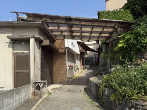 大王埼灯台へ続く細い坂道にあるお土産物店➀