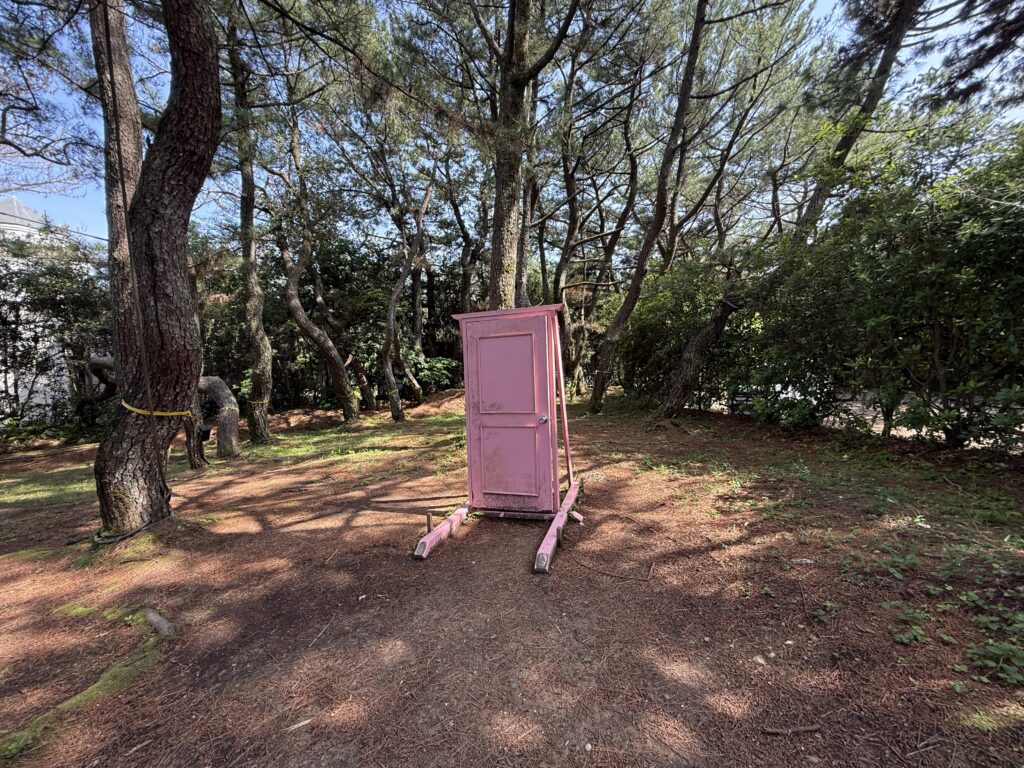 安乗埼灯台のピンク色の「どこでもドア」