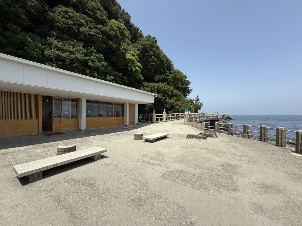 三重県伊勢市の縁結びの神様二見興玉神社境内にオープンした海が見える絶景カフェBonTin cafe 禊 (ボンタンカフェみそぎ)