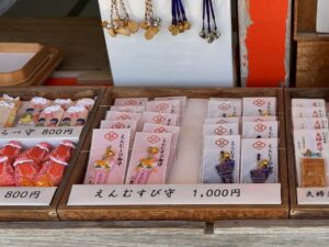 二見興玉神社の青色とピンクの2種類がある「えんむすび御守」