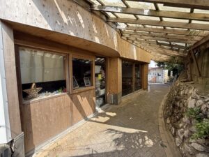 志摩市の大王埼灯台への道にある飲食店
