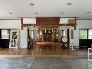 三重県志摩市の縁結びの神様「波切神社」の拝殿➀
