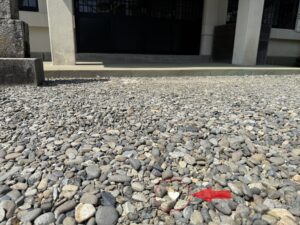 三重県志摩市の縁結びの神様「波切神社」の拝殿前にあるハート型の石