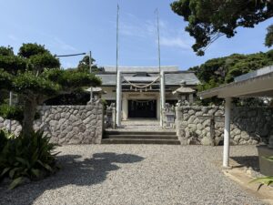 三重県志摩市の縁結びの神様「波切神社」の神社境内と鳥居