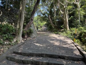 三重県志摩市の縁結びの神様「波切神社」の階段