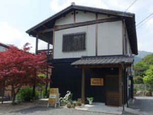 三重県三重郡菰野町の湯の山 保護猫カフェまたたび庵