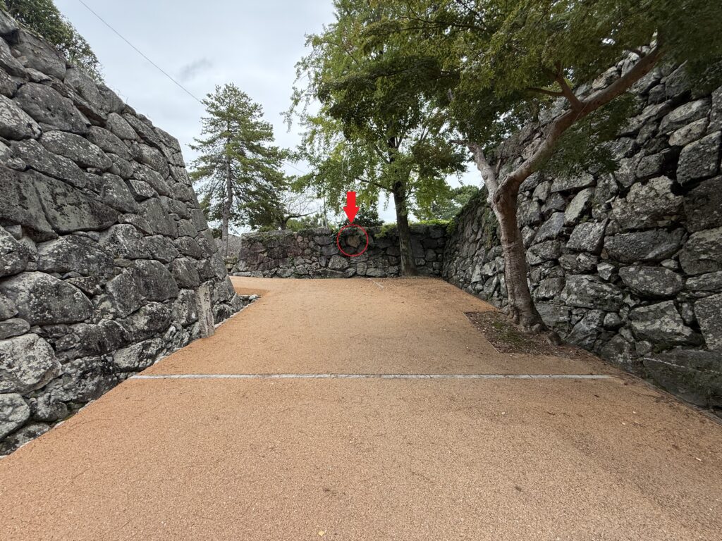 御城番屋敷側の裏門跡から入って天守跡へ続く石垣の一角にある「ハートの石」