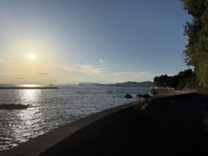 日本の夕陽百選の三重県志摩市浜島町の目戸山海岸前のビン球ロードから大矢浜海水浴場へ続く道