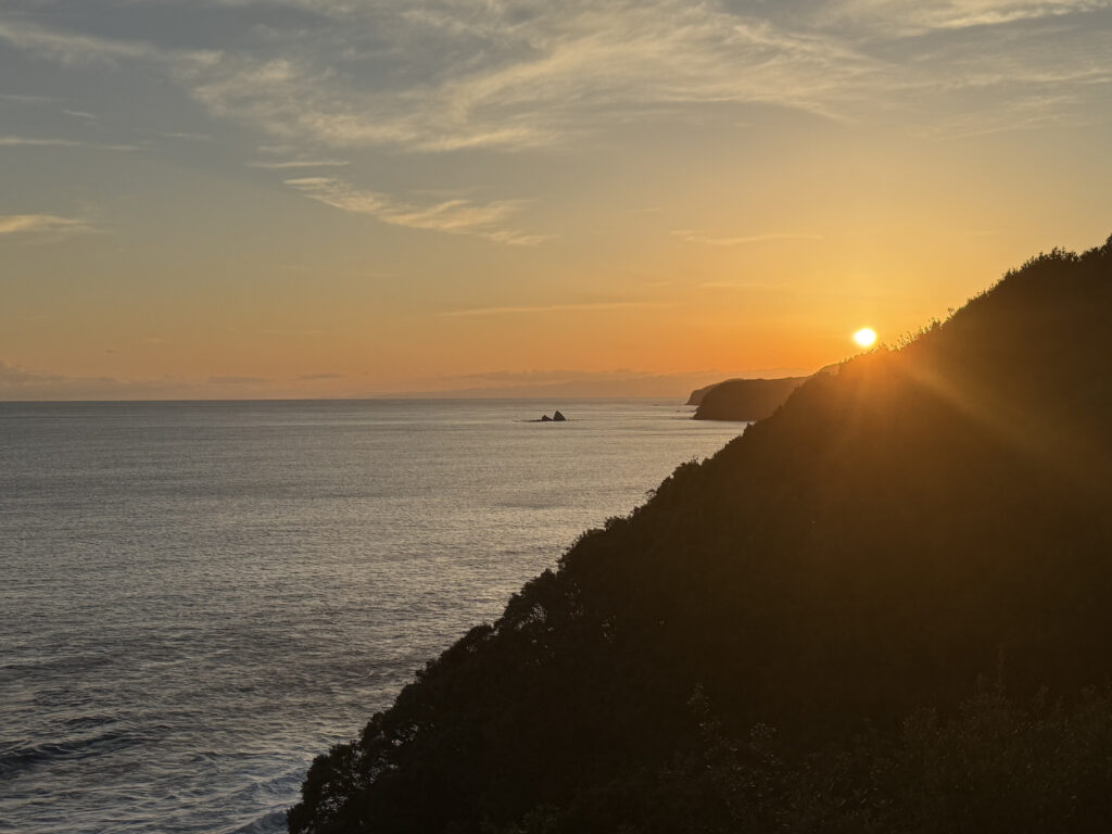日本の夕陽百選の三重県志摩市浜島町の磯笛峠展望台からの夕日➀