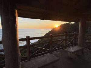 日本の夕陽百選の三重県志摩市浜島町の磯笛峠展望台からの夕日➁