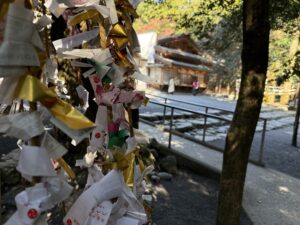 鈴鹿市の「椿大神社」おみくじ結び所
